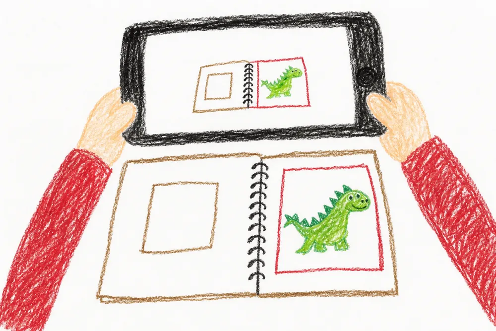 Kinderzeichnung: zwei Hände halten ein Handy über die Zeichnung auf dem Tisch
